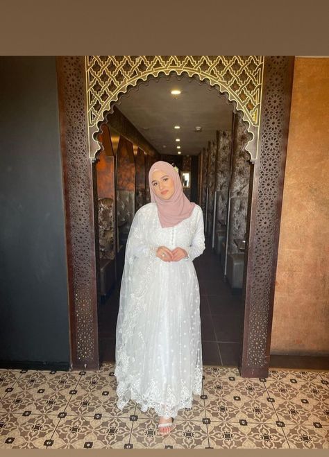 Hijabi Wedding Guest Outfit, Desi Hijabi, Lehenga Simple, Eid Ideas, Hijab Ideas, Dp Pic, Black Hijab, Traditional Hairstyle, Eid Outfit