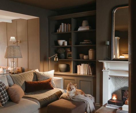 Cosy Masculine Living Room, Corner Condo Living Room, Cosy Cottage Aesthetic, Cosy Interior Living Room, Living Room Cottage Modern, Pottery Studio Living Room, Living Room Cottage Decor, Cosy Cottage Decor, Toby's Home