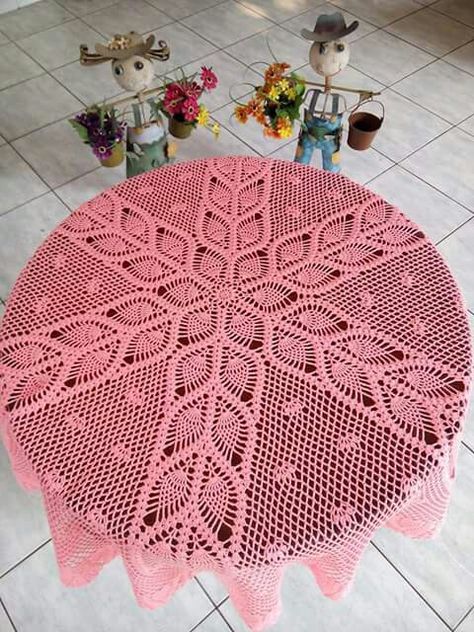 Jhg Table Runners Patterns, Crochet Table Runners, Round Table Cloths, Crochet Tablecloth Pattern, Crochet Crowd, Crochet Table Runner Pattern, Crochet Blanket Designs, Pineapple Crochet, Crochet Table