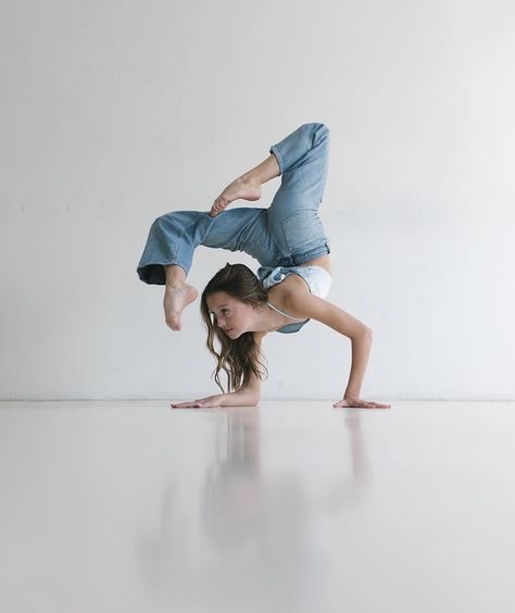 Cool Dance Photography, Easy Dance Picture Poses, Acro Poses For Pictures, Sassy Dance Poses, Dance Poses For Pictures Jazz, Dance Photography Outfits, Creative Dance Poses, Pretty Dance Poses, Acro Photoshoot Poses