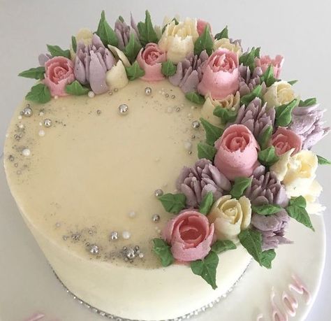 Buttercream Flowers Cake Designs, Flower Piping Cake Design, Pretty Spring Cakes, Floral Frosting Cake, Cake Decor Flowers, Birthday Cake With Fondant Flowers, Easy Buttercream Cake Designs, Spring Flower Cake Ideas, Spring Birthday Cake Ideas