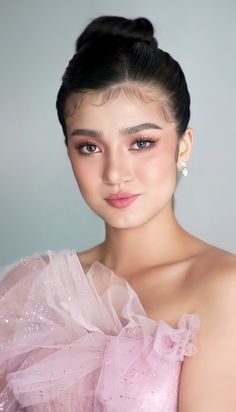 Debut Make Up Look Filipina, Make Up Ideas For Graduation Pictorial, Fresh Graduation Makeup Look, Light Make Up For Graduation Pictorial, Makeup Looks For Debut, Makeup For Debut, Filipina Bride Makeup, Filipiniana Make Up Look, Graduation Make Up Look For Filipina