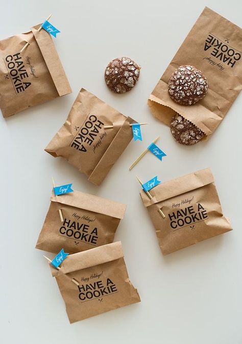 Wrap it Up: 30 Cute Cookie Wrappers to Buy or DIY | Brit + Co Cookie Wrapping Ideas, Spoon Fork Bacon, Brown Paper Bags, Săpunuri Handmade, Bakery Packaging, Cookie Favors, Cookie Packaging, Favor Packaging, Cadeau Diy