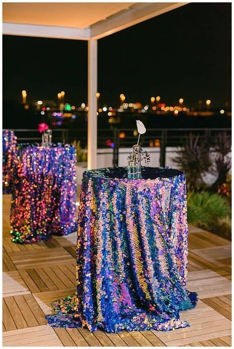 50 New Year's Eve Party Ideas » Lady Decluttered New Year’s Eve House Party Ideas, New Years Eve Wedding Colors, Colorful New Years Eve Party, New Years Birthday Party, New Years Eve House Party, Nye Decor, New Year's Eve Party Themes, Ideas New Year, Nye Decorations