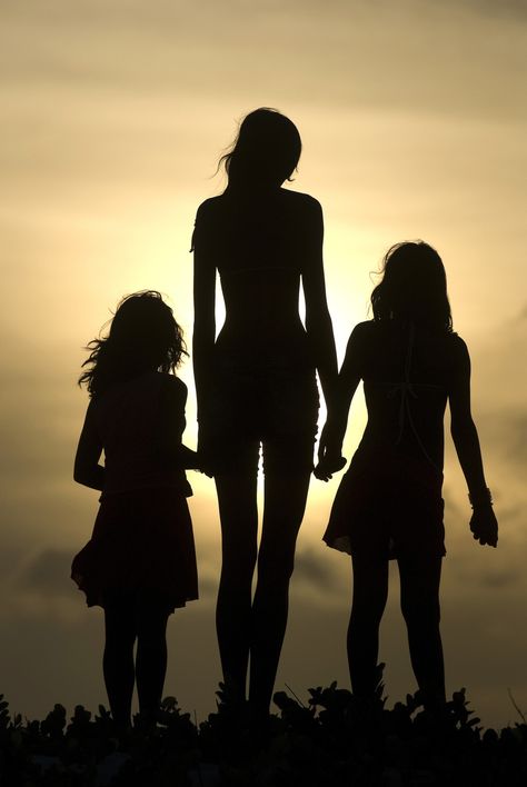 this is a great picture idea for a family/mother daughter/sister photo. It is a great example of the technique silhouette. Mother And Daughter Silhouette, 가족 일러스트, Daughter Photo Ideas, Mother Daughter Pictures, Mommy Daughter Photos, Mother Daughter Photos, Sister Photography, Shadow Silhouette, Silhouette Photography