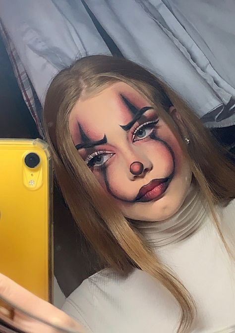 Clown Makeup And Outfit, Chicana Clown Makeup, Hallowen Schminke, Maquillage Halloween Clown, Pelottava Halloween, Creepy Clown Makeup, Cute Clown Makeup, Halloween Makeup Clown, Halloweenský Makeup