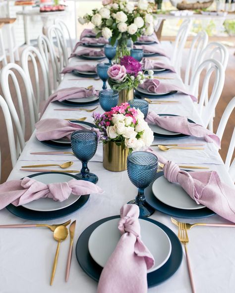 Pink And Blue Dinner Table, Creative Table Centerpieces, Blue And Pink Table Decor, Feminine Table Settings, Pink And Blue Tablescapes, Blue And Pink Table Setting, Pink Table Cloth, Shower Styling, Blue Tablescape