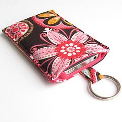 Diy Sac Pochette, Iphone Lanyard, Sleeve Tutorial, Iphone Touch, Fat Quarter Projects, Diy Sy, Projek Menjahit, Iphone Sleeve, Crochet Phone Cases