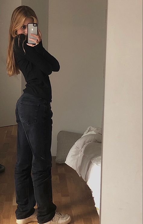 Black Mom Jeans Outfit Aesthetic, Black Straight Leg Jeans Outfit Winter, Straight Black Jeans Outfit, Black Straight Jeans Outfit, Mom Jeans Ootd, Black Straight Leg Jeans Outfit, Jeans Outfit For School, Black Jeans Outfit Winter, Black Mom Jeans Outfit