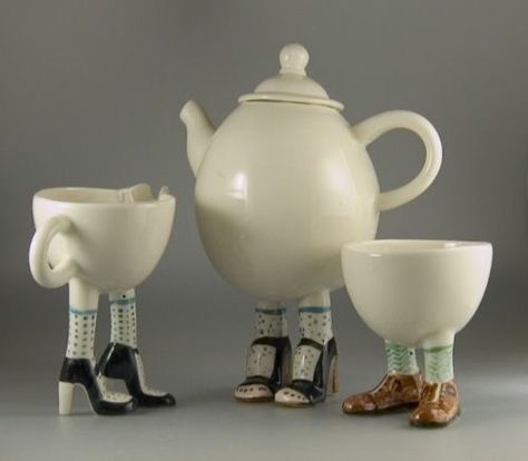 Carlton Ware Walking Ware Teaset Novelty Teapots, Tanah Liat, Carlton Ware, Teapots And Cups, Ceramics Pottery Art, Ceramics Ideas Pottery, Egg Cups, Chocolate Pots, Cool Mugs