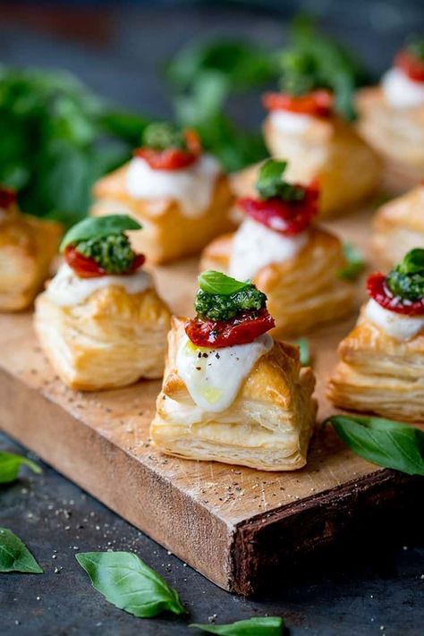 These puff pastry caprese bites are quick and simple to make using ready-rolled pastry. Perfect for any party table! #caprese #capresebites #pastry #puffpastry #partyfood #appetizer #thanksgiving #thanksgivingfood #christmasfood #newyearseveparty via @kitchensanc2ary Puff Pastry Mini Quiche, Appetizer Thanksgiving, Caprese Bites, Puff Pastry Appetizers, Pastry Appetizer, Sugar Cookie Recipe Easy, Small Appetizers, Mini Quiches, Thanksgiving Appetizers