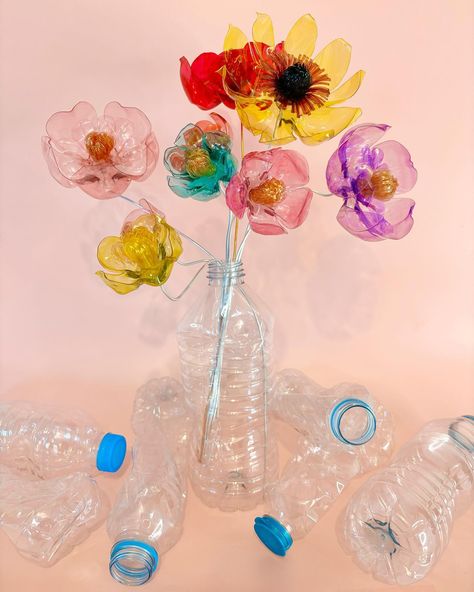 Recycled Art Flowers, Flowers Out Of Recycled Materials, Flowers From Water Bottles, Art About Sustainability, Pop Bottle Flowers, Recycle Product Ideas, Plastic Diy Recycling, Flowers Made From Plastic Bottles, Diy Bottle Crafts Plastic Recycling