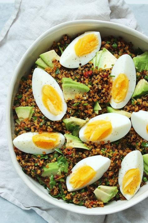 Quinoa Egg Salad, Egg Salad Bowl, Crispy Quinoa Salad Topping, Crispy Quinoa Salad, Egg Recipes For Lunch, Leftover Quinoa, Quinoa Egg, Salad Gluten Free, Fried Quinoa