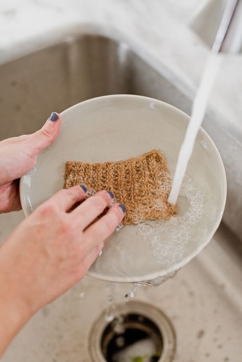 Make Your Own Eco-Friendly Reusable Dish Scrubber #dishscrubber #ecofriendly #diy #kitchen #kitchendiy Sustainable Diy, Couture Cuir, Decor Engagement, Eco Kitchen, Diy Dish, Crochet Unique, Zero Waste Kitchen, Eco Friendly Kitchen, Zero Waste Living