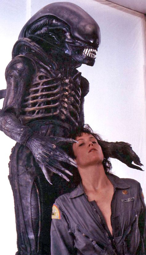 Sigourney Weaver & Xenomorph - Alien 1979 Alien Ripley, Conquest Of Paradise, Harry Dean Stanton, Giger Alien, Alien 1979, Alien Artwork, Horror Vintage, Art Alien, Kate Jackson