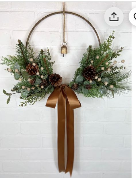 Live Winter Wreath, Gold Hoop Christmas Wreaths, Christmas Metal Hoop Wreath, 3 Wreaths On Wall, Brass Wreath Ring Ideas, Christmas Hoop Decoration, Christmas Wreaths With Ribbon, Couronne Noel Diy, Simple Wreath Ideas