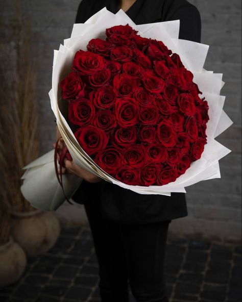 Gifts Asthetic Picture, Big Red Rose Bouquet, Big Rose Bouquet, Flower Bookey, Watermelon Tattoo, Roses Bouquet Gift, Luxury Flower Bouquets, Money Flowers, Large Flower Arrangements