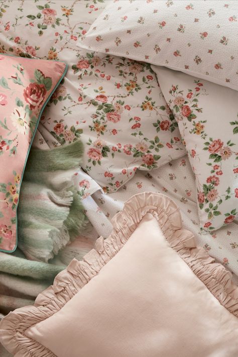 Add a pop of colour to your home with our striking new cushions and throws.⁣ Laura Ashley Fashion, Laura Ashley Bedding, Floral Print Bedding, Super King Duvet Covers, 100 Cotton Duvet Covers, Double Duvet Covers, Garden Pillows, Cotton Bedding Sets, Single Duvet Cover