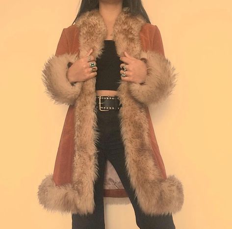 Daisy Jones Fur Coat, 70s Fur Trim Coat, 70s Fur Jacket, 70s Fur Coat Outfit, Outfit Retro, Fur Trim Coat, 70s Inspired Fashion, Daisy Jones, 70s Outfits