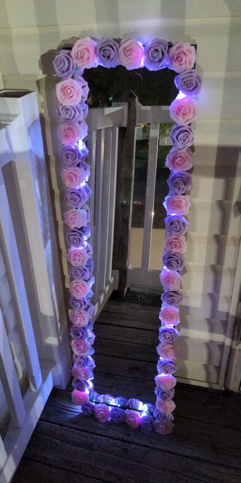 Mirror With Roses Around It, Diy Room Mirror, Things To Put Around A Mirror, Long Mirror Decorating Ideas Diy, Custom Mirror Frame, Ideas Para Espejos En Cuarto, Mirrors With Flowers, Diy Mirror Frame Ideas Bedrooms, Mirror Diy Frame Ideas