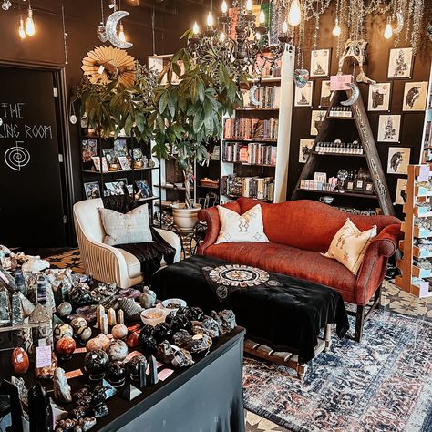 Witch shop vibes Tarot Shop Aesthetic, Witch Cafe Aesthetic, Witchy Craft Room, Witch Store Ideas, Witchy Shop Aesthetic, Witch Interiors, Witch Shop Aesthetic, Witchy Store, Witchy Boutique