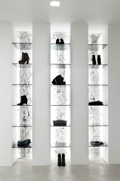 Ley dialéctica, contraste, semejanza y principio de Birkhoff . María Alberola Retail Display Floating Shelves, Shoe Display Retail, Store Display Shelves, Display Wall Design, Retail Lighting Design, Cortona Italy, Store Lighting, Display Visual Merchandising, Shoe Store Design