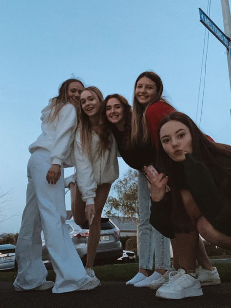 Photo Pose For 5 Friends, Group Of 5 Friends Photo Ideas, Huge Friend Group Photo Aesthetic, Raining Pictures Best Friend, Group Pic Ideas Friends Fun, Rain Best Friend Pictures, Group Photo Poses, Group Picture Poses, 4 Best Friends