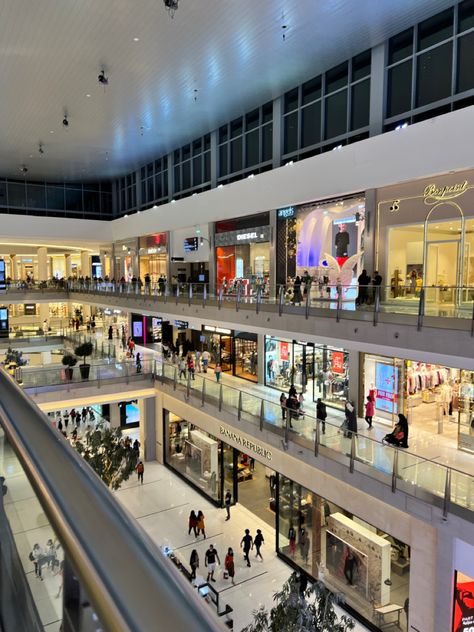 Shopping Mall Photo Ideas, Minuman Starbucks, Dubai Aesthetic, Dubai Shopping, Dubai Mall, Shopping Malls, Summer Bucket Lists, Shopping Center, Luxury Shop