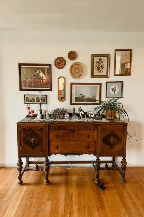 Decorating With Vintage Furniture, Vintage Table Set Up, Antique Cottage Living Room, Antique Apartment Decor Vintage, Antique Home Design, Antique House Aesthetic, Antique Buffet With Mirror, Living Room Wall Table, Modern Antique Living Room