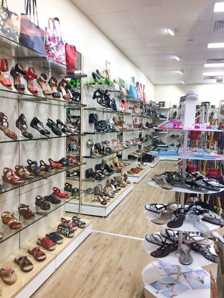 Shoe Rack Ideas For Shop, Shoe Display Ideas Boutiques, Shoe Shop Interior Design, Boutique Shop Interior, Shoe Shops, Shoe Custom, Gift Shop Displays, Shoe Store Design, Shoe Room