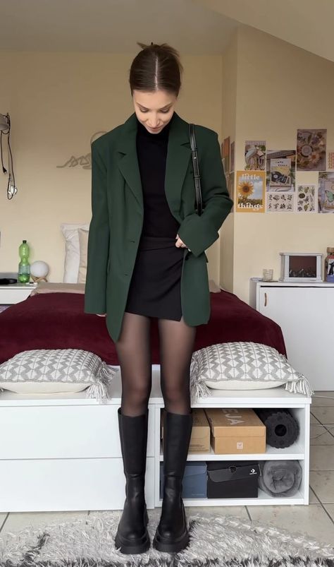 Old Money Fashion, Rok Outfit, Mode Ulzzang, Female Office, Money Fashion, Chique Outfits, Rock Outfit, Uni Outfits, Green Blazer