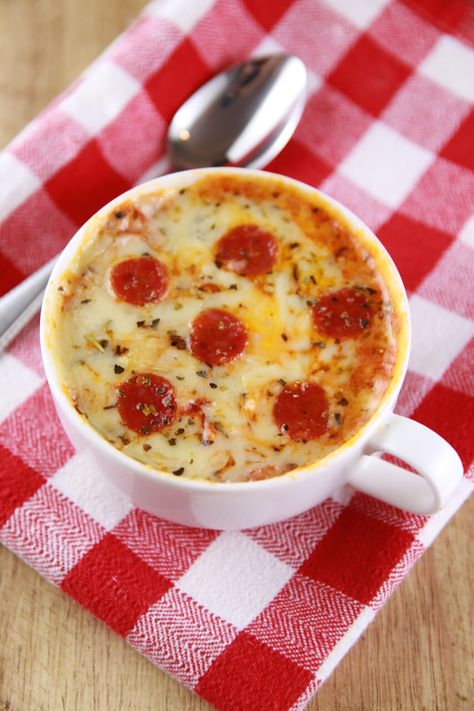 Microwave Mug Pizza -INSANELY good Pizza made in the microwave. Single serving, real food, made in minutes Mug Pizza, Recipes Microwave, Microwave Mug Recipes, Pizza Cups, Microwave Mug, Food Korean, Resipi Kek, Food Carts, Polish Food