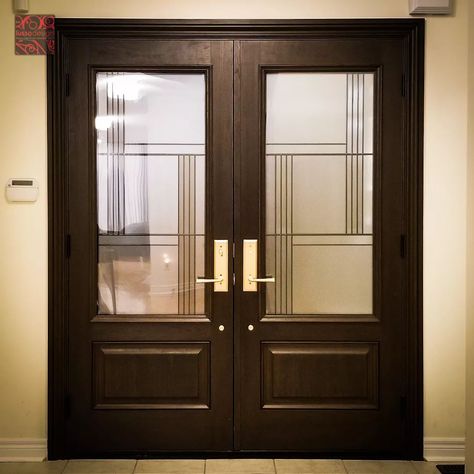 Continuing with posting the 2022 projects! Here is a woodgrain-textured fiberglass door that we installed in Markham, which I really, really like! Can't quite pinpoint why, but this seems to be such a perfect combination of finishes—from the stain color on the door to the glass to the satin brass hardware. It has this kind of a 'warm' feeling to it. 😊 As much as I like my metalwork, this modern and sleek decorative glass design is just a perfect fit. We've actually modified it a little bit b... Satin Brass Hardware, Custom Doors, Simple Texture, Fiberglass Door, Privacy Glass, Clean Aesthetic, Decorative Glass, Custom Door, Stain Colors