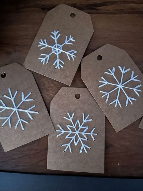 Christmas Paper Embroidery, Christmas Gifts Handmade Diy Ideas, Easy Christmas Tags Handmade, Diy Gift Tags Ideas Homemade, Diy Gift Tags Ideas, Embroidered Gift Tags, Embroidered Christmas Cards, Diy Gift Christmas, Snowflake Gift Tags