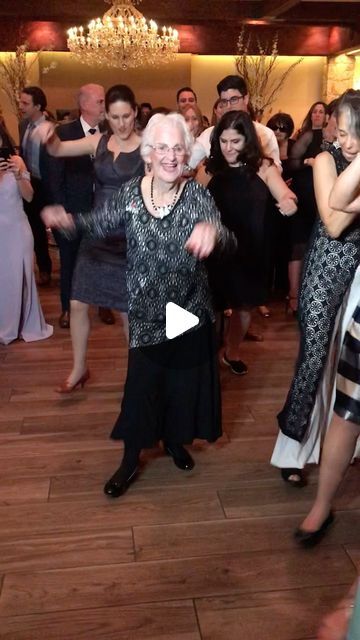 Old People Dancing Videos, Granny Dancing, Cool Dance Videos, Dancing Videos Funny, Grandma Dancing, Modern Dance Moves, Happy Dance Video, Funny Old Ladies, Jazz Dance Poses