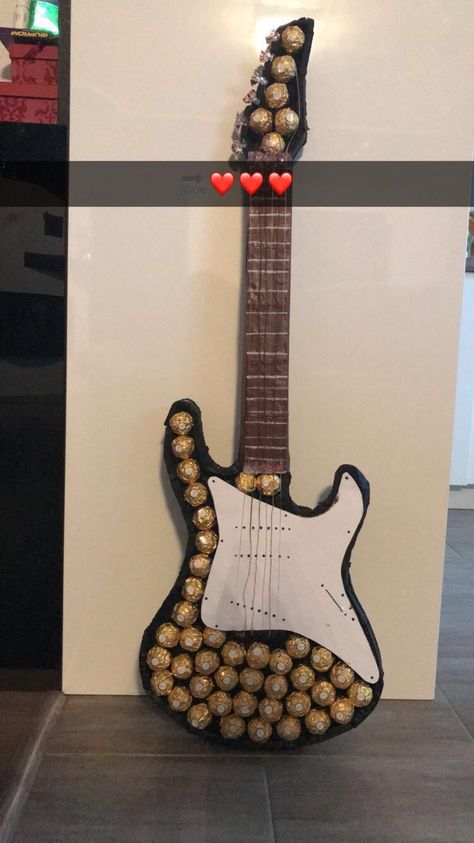 Chocolate Guitar Diy, Guitar Gift Ideas, Diy Presents For Boyfriend, Present For Boyfriend, Basketball Homecoming, Guitarist Gifts, Music Themed Wedding, Creative Birthday Cards, Stocking Stuffers For Girls