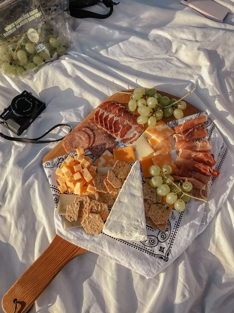 Sunset Beach Picnic Friends, Charcuterie Board For The Beach, Charcuterie Board On Beach, Sunset Charcuterie Board, Picnic Wine Aesthetic, Aesthetic Charcuterie Board Ideas, Wine And Charcuterie Aesthetic, Food Boards Aesthetic, Charcuterie Board Aesthetic Picnic