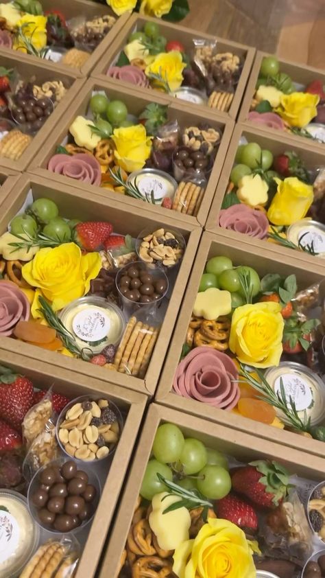 The Styled Graze Co. | Customised mini grazing boxes for a weekend corporate event 🌿🧀🍓 #corporate #grazing #charcuterie #chic #event #curated #fresh #fruit... | Instagram Charcuterie Boxes To Go, Graze Box Ideas, Grazing Box Ideas, Charcuterie Box Ideas, Mini Charcuterie Boxes, Larry Wedding, Picnic Boxes, Charcuterie Gift Box, Charcuterie Picnic