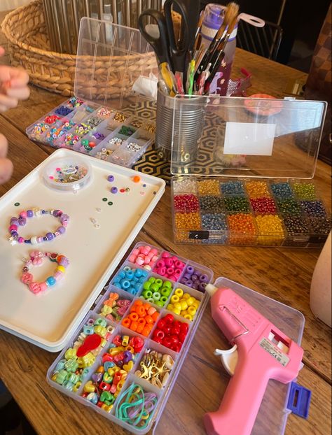 Bracelet Making Set Up, Friendship Bracelet Supplies, Crafts For Galentines Party, Sweet 16 Bracelets, Bracelet Making Party Table, Friendship Bracelet Making Station, Galentines Friendship Bracelets, Bracelet Station Party, Making Bracelets With Friends