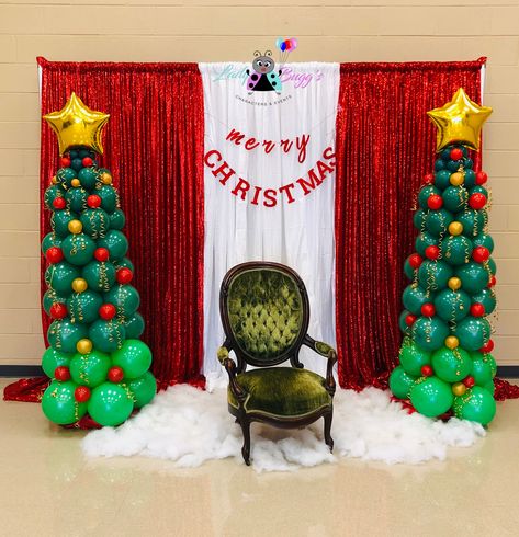 Ballon Decorations For Christmas, Balloon Decoration For Christmas, Christmas Party Decorations Backdrop, Christmas Backdrop Ideas For School, Xmas Backdrop Ideas Diy, Xmas Stage Decoration, Christmas Tree Balloon Garland, Christmas Backdrops Ideas, Stage Decoration For Christmas