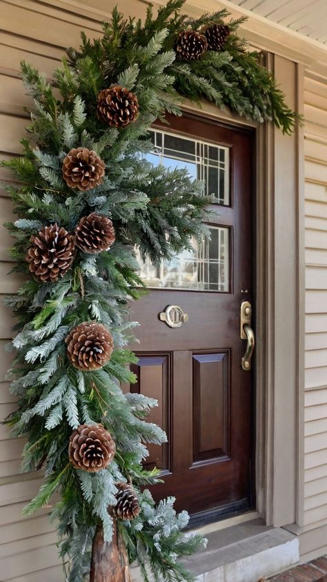 Get inspired with these cozy Christmas porch decor ideas that will welcome guests and spread holiday cheer. From wreaths to twinkling lights, find your perfect holiday setup. Christmas Porch Decor Ideas, Country Christmas Decorations, Christmas Themes Decorations, Christmas Porch Decor, Christmas Mantels, Christmas Porch, Front Porch Christmas Decor, Christmas Door Decorations, Country Christmas