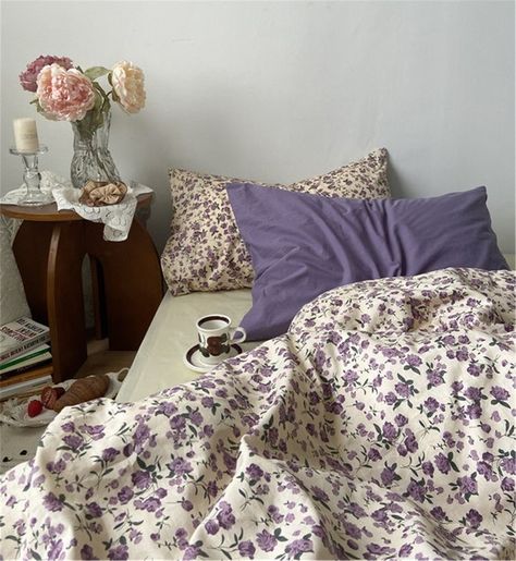 Soft Floral Bedroom, Vintage Bed Set, Vintage Floral Bedding, Aesthetic Comforters, Cute Bedding Aesthetic, Floral Bedroom Aesthetic, Vintage Floral Bedroom, Grandmacore Bedroom, Cottagecore Dorm Room