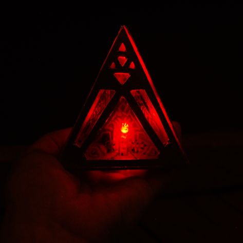 DIY Sith Holocron Tutorial - Star Wars Rebels (free template download included) Force Abilities, Sith Holocron, Sith Aesthetic, Star Wars Background, Star Wars Sith, Marvel Wall, Dark Side Star Wars, Sith Lord, The Old Republic