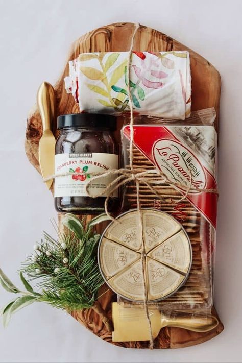 Lady Decluttered, Charcuterie Gifts, Homemade Gift Baskets, Gift Basket Ideas Christmas, Diy Food Gifts, Food Christmas, Christmas Gift Basket Ideas, Diy Gift Baskets, Christmas Gift For Mom