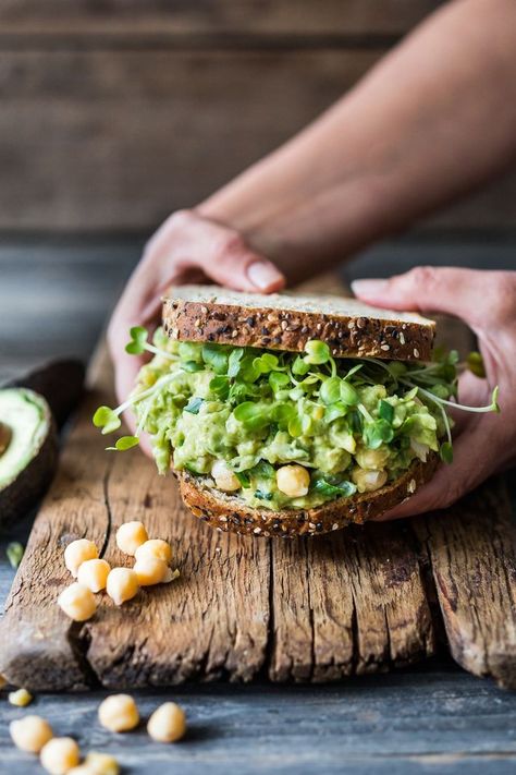 This Smashed Chickpea Avocado Sandwich is the BEST! Healthy ( vegan) and satisfying, it is sooooo YUMMY and can be made in 5-10 minutes! So EASY! Avocado Sandwich Vegan, Smashed Chickpea, Nutritarian Recipes, Chickpea Avocado, Chickpea Sandwich, Avocado Sandwich, Veggie Sandwich, Easy Healthy Lunches, Healthy Sandwiches