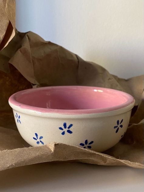 Pottery Bowl Inspiration, Pretty Bowls Ceramics, Bowl Pottery Design, Bowl Aesthetic Ceramic, Diy Pottery Painting Bowl, Pottery Designs Bowl, Ceramic Bowls Handmade Pottery, Diy Bowl Painting, Ceramic Cereal Bowl Ideas