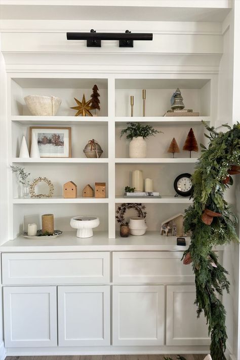 Kayla Haven is here to inspire you with lots of christmas decor ideas this year. Click here to shop her living room shelf decor style for Christmas this year! Small Kids Playroom Ideas, Winter Shelf Decor, Winter Home Exterior, Holiday Shelf Decor, Small Kids Playroom, Holiday Bookshelves, Home Alone House, Styling Shelf, Christmas Shelf Decor