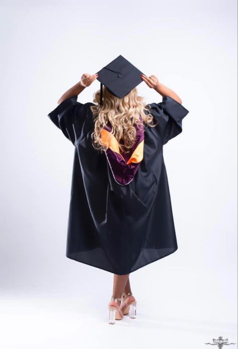 Graduation Poses Photo Shoots Indoor, Graduation Photoshoot Studio Senior Pics, Grad Pic Poses Studio, Poses For Graduation Photos Studio, Graduation Picture Poses Studio, Grad Studio Photoshoot Ideas, Graduation Picture Ideas In Studio, In Studio Graduation Photoshoot, Masters Graduation Pictures Studio