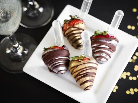 The party-planning experts at HGTV.com share a fun and easy recipe for champagne-infused strawberries to make your New Year's Eve party sparkle. Gift Recipes, Strawberry Recipe, Coconut Hot Chocolate, Chocolate Covered Strawberry Recipe, Santa Ideas, Blackberry Syrup, Covered Strawberry, Christmas Food Gifts, Homemade Holiday