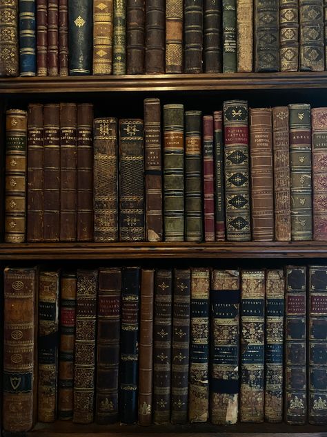 Old Books Library, Old Bookcase Aesthetic, Vintage Stuff Antiques, Antique Books Aesthetic, Dark Academia Bookcase, Bookshelf Aesthetic Dark, Old Academia Aesthetic, Old English Aesthetic, 1900 Aesthetic